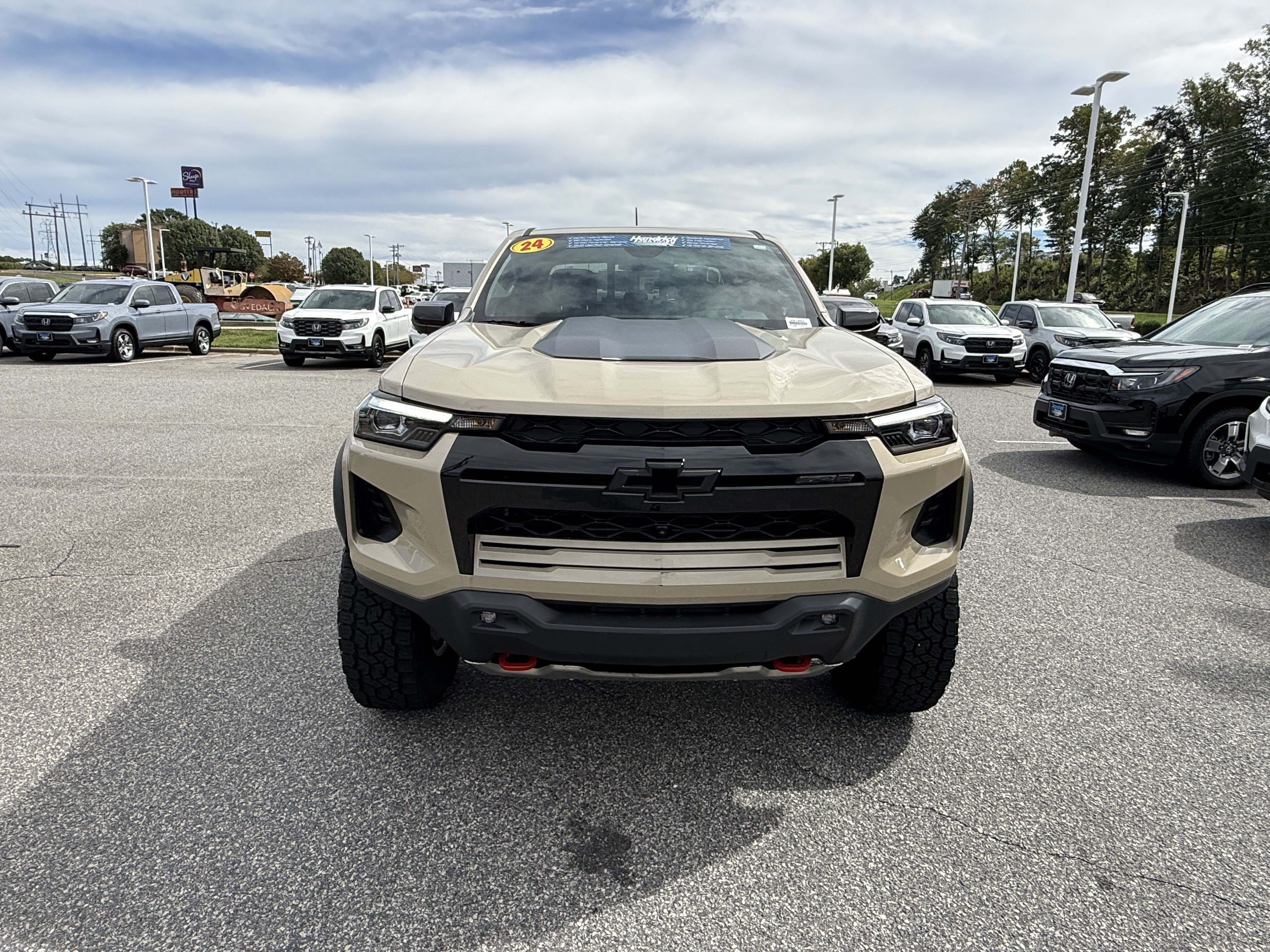 Used 2024 Chevrolet Colorado ZR2 w/ Technology Package AWD/4WD image 3