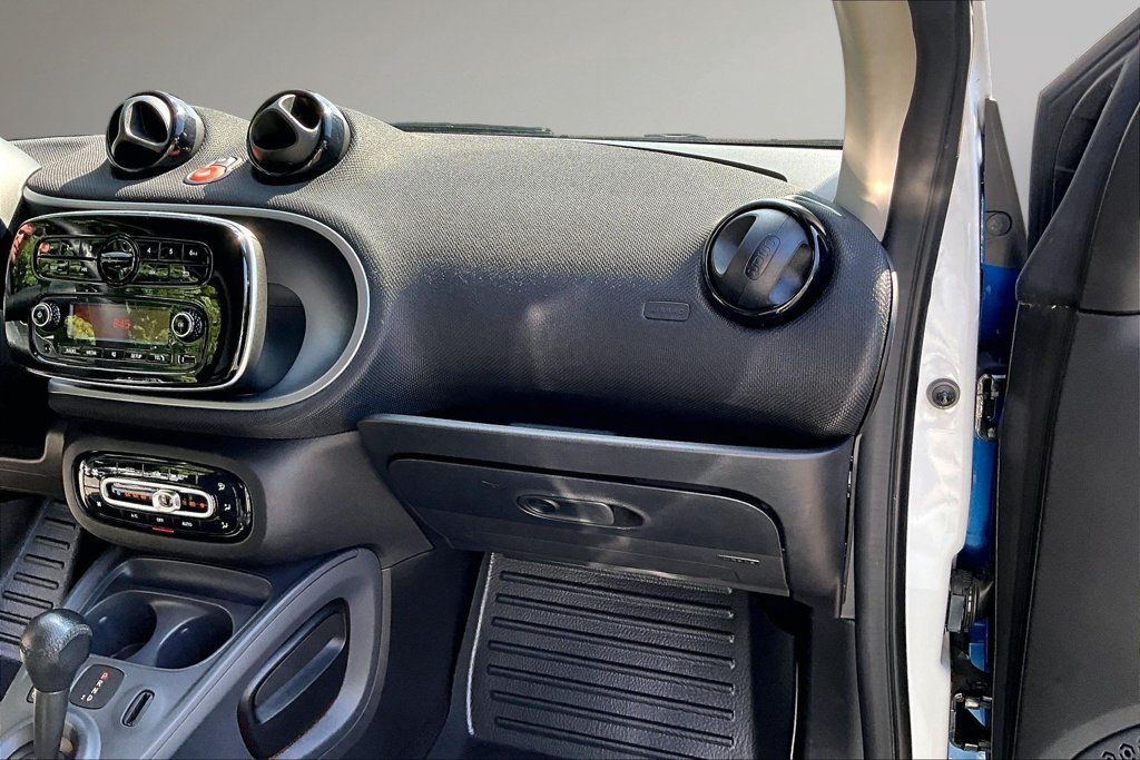 Used 2016 smart fortwo Prime RWD image 22