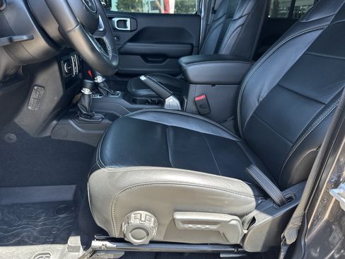 Used 2018 Jeep Wrangler Unlimited Sahara AWD/4WD image 11
