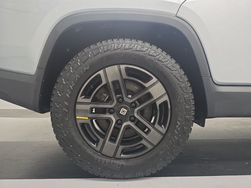 Used 2024 Rivian R1T Adventure AWD/4WD image 12