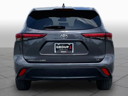 Used 2021 Toyota Highlander LE FWD image 5