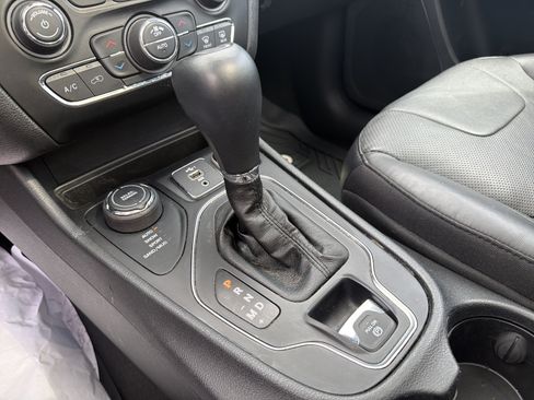 Used 2019 Jeep Cherokee High Altitude AWD/4WD image 22