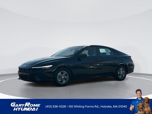 Used 2025 Hyundai Elantra SE image 1