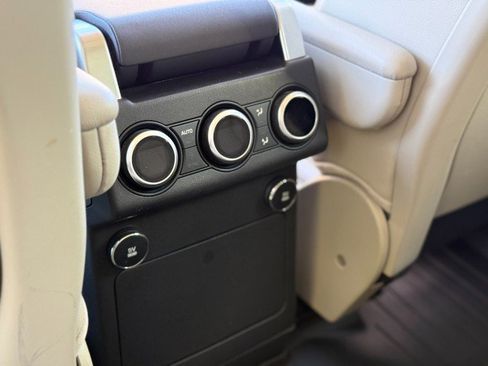 Used 2018 Land Rover Discovery HSE image 31