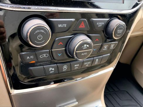 Used 2020 Jeep Grand Cherokee Limited AWD/4WD image 32