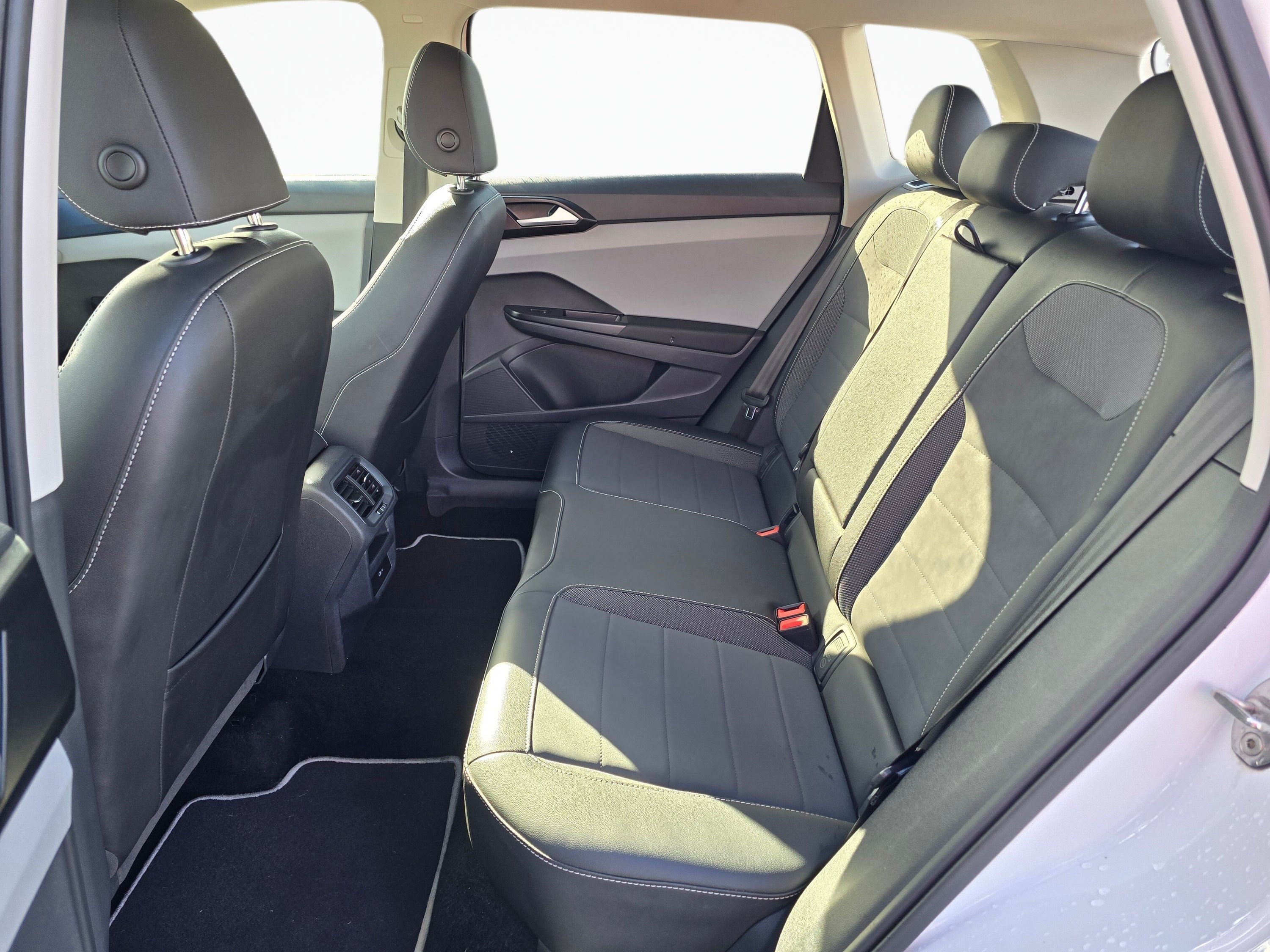 Used 2023 Volkswagen Taos SE w/ Panoramic Sunroof Package AWD/4WD image 19