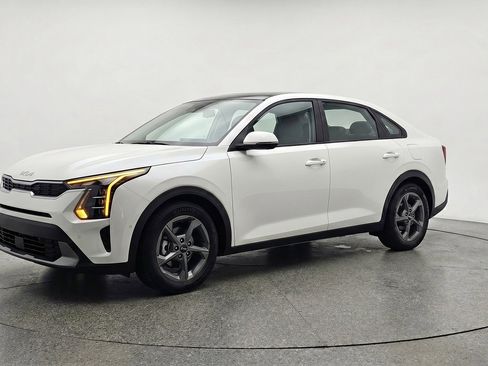 Used 2025 Kia K4 LXS image 3