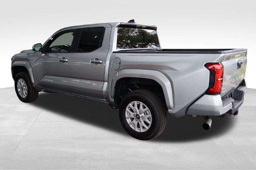 Certified 2025 Toyota Tacoma SR5 AWD/4WD image 14