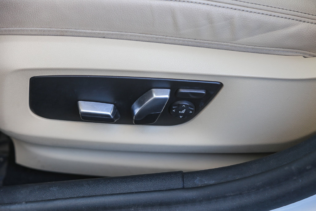 Certified 2023 BMW 530e w/ Convenience Package RWD image 18