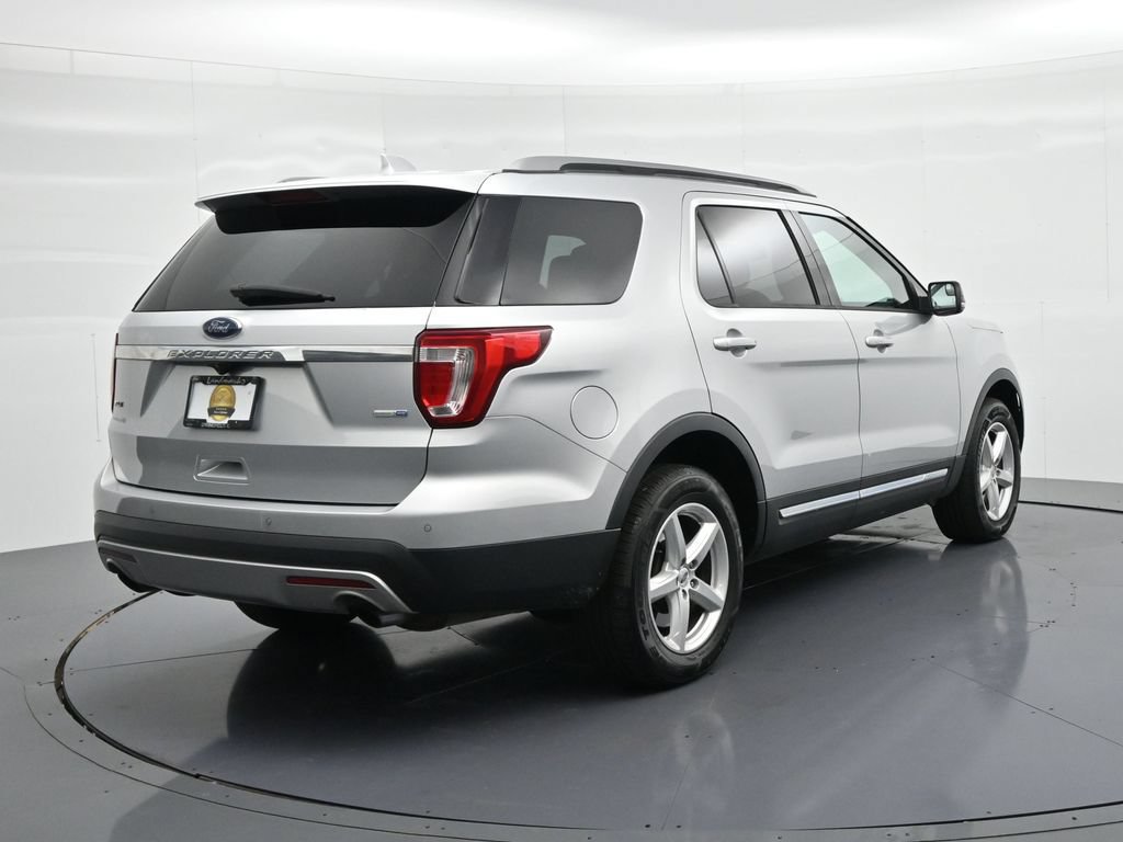 Used 2017 Ford Explorer XLT w/ Equipment Group 201A AWD/4WD image 6