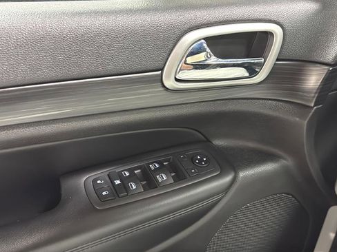 Used 2019 Jeep Grand Cherokee Laredo image 24