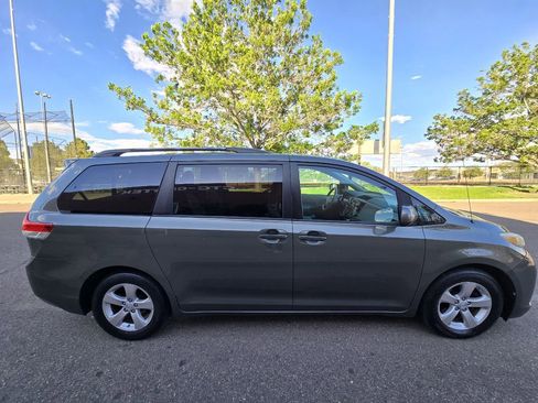 Used 2011 Toyota Sienna LE w/ Towing Pkg FWD image 5