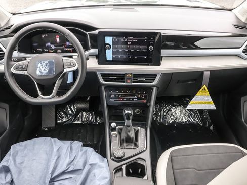 Used 2025 Volkswagen Taos SE image 27
