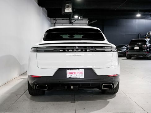 Used 2024 Porsche Cayenne w/ Premium Package Plus image 4