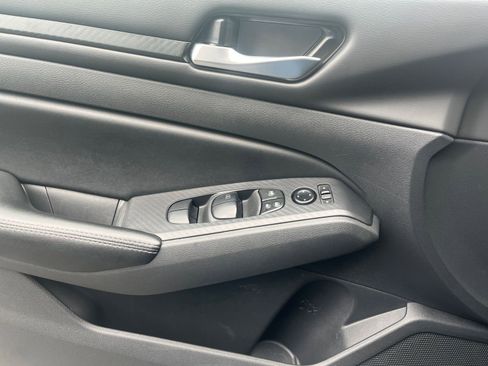Used 2025 Nissan Altima 2.5 SV FWD image 18