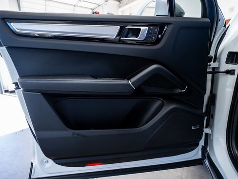 Used 2023 Porsche Cayenne Platinum Edition image 29