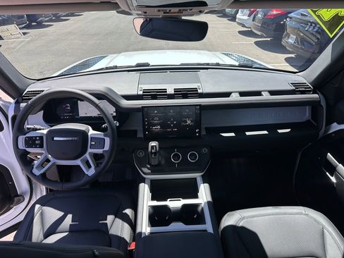 Used 2025 Land Rover Defender 90 S image 19