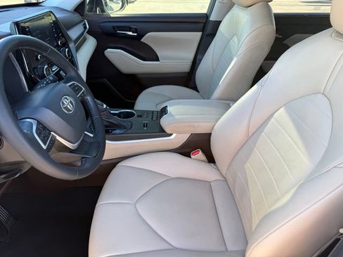 Used 2022 Toyota Highlander XLE FWD image 13