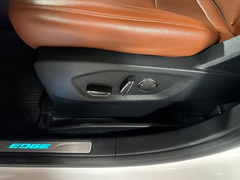 Used 2018 Ford Edge Titanium w/ Equipment Group 302A AWD/4WD image 15