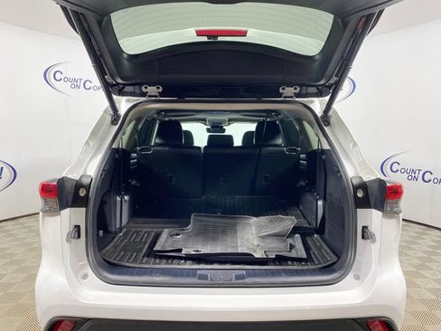 Used 2023 Toyota Highlander XLE AWD/4WD image 6