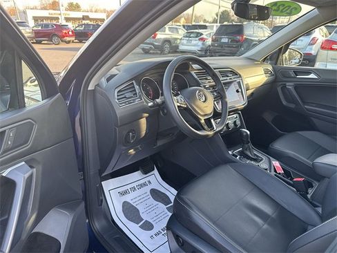Used 2021 Volkswagen Tiguan SE w/ Panoramic Sunroof Package image 10
