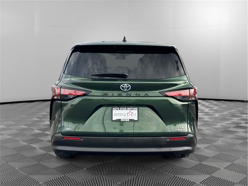 Used 2022 Toyota Sienna LE AWD/4WD image 4
