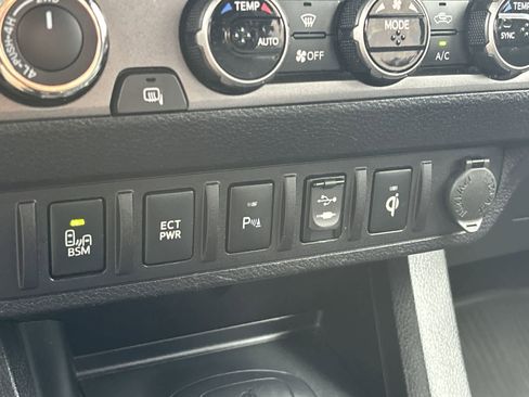 Used 2017 Toyota Tacoma TRD Off-Road w/ Premium & Technology Package image 24