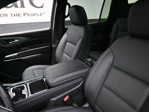 Used 2025 Chevrolet Traverse LT image 16