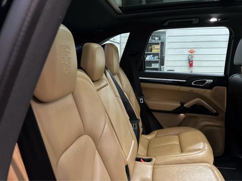 Used 2017 Porsche Cayenne Platinum Edition AWD/4WD image 33