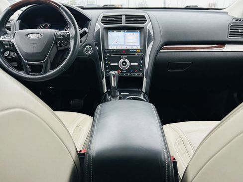 Used 2017 Ford Explorer Platinum image 28