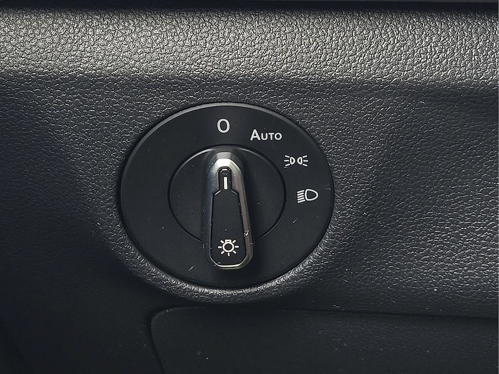 Used 2025 Volkswagen Jetta SE FWD image 17