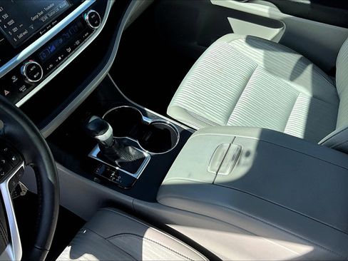 Used 2018 Toyota Highlander LE image 13