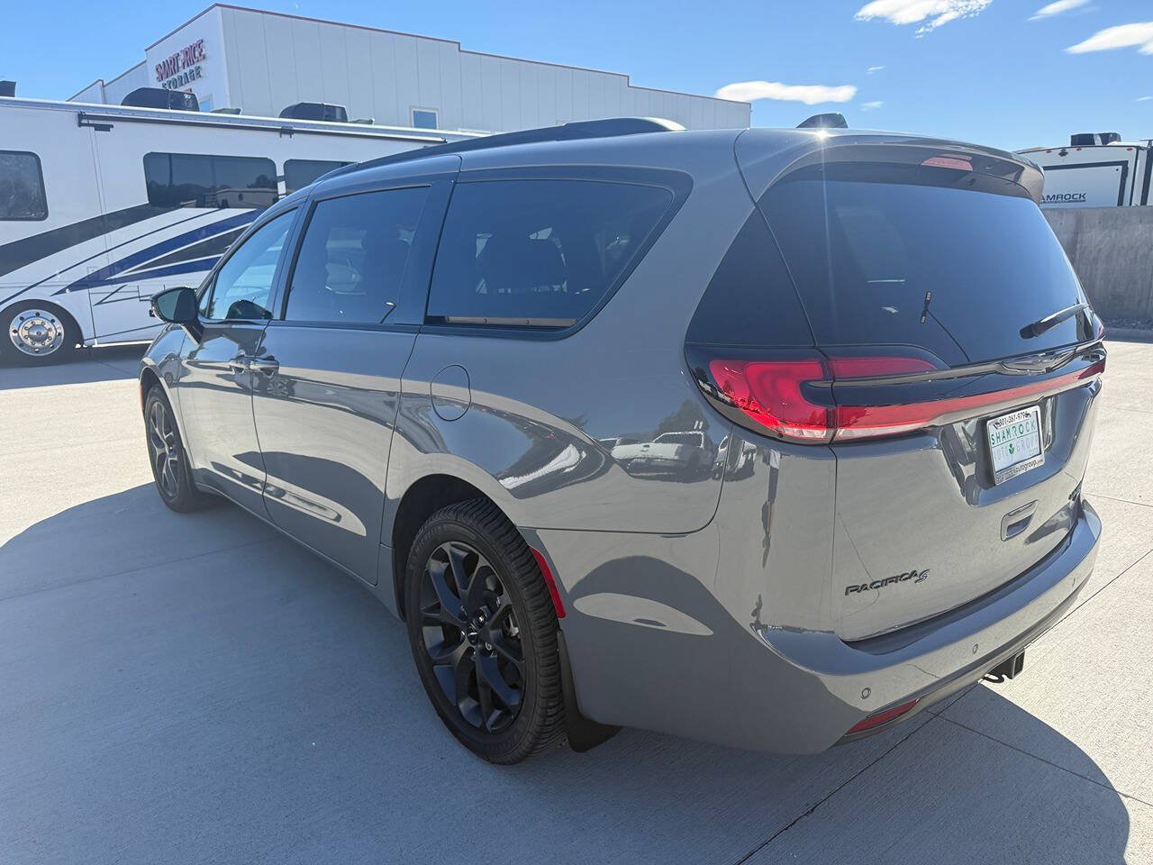Used 2023 Chrysler Pacifica Limited w/ Uconnect Theater Family Group AWD/4WD image 5