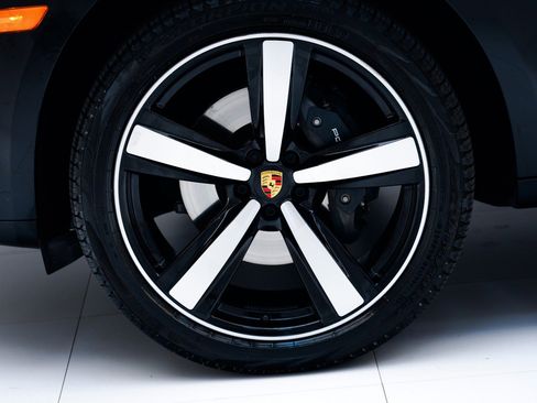 Certified 2025 Porsche Macan image 14