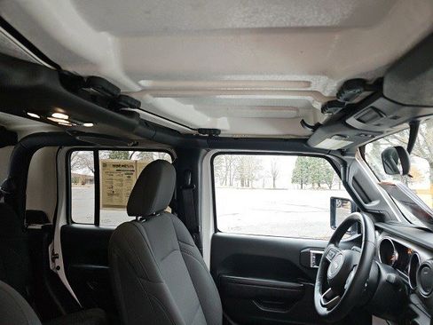 Used 2022 Jeep Gladiator Willys image 13