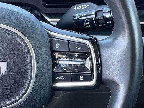 Used 2025 Kia Carnival FWD image 13