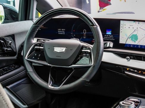 Used 2025 Cadillac Optiq Luxury 1 image 27