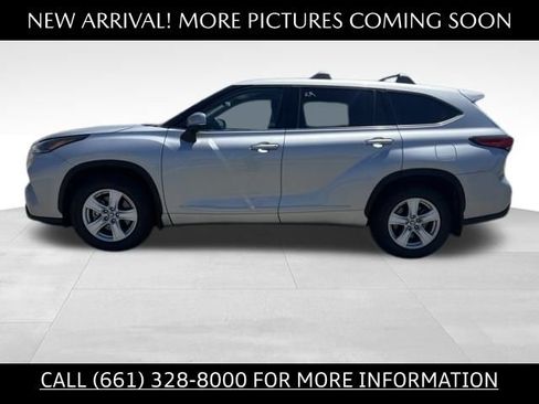 Used 2021 Toyota Highlander LE FWD image 2