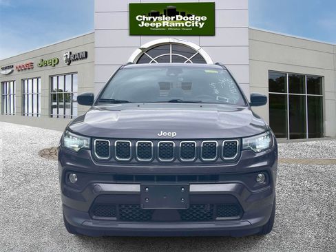 Used 2023 Jeep Compass Latitude w/ Sun and Sound Group AWD/4WD image 2