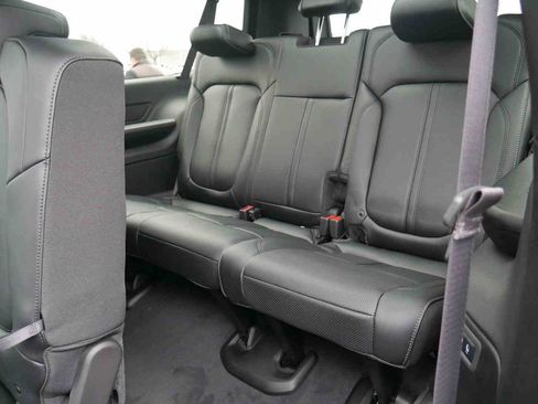 New 2025 Jeep Wagoneer L Series II w/ Convenience Group I image 15