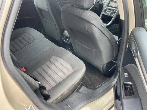 Used 2017 Ford Fusion SE w/ Fusion SE Technology Package image 10