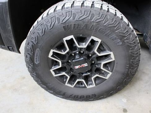 Used 2025 GMC Sierra 2500 AT4X AWD/4WD image 9