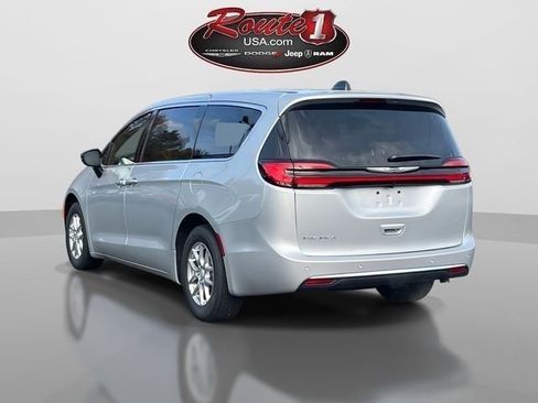 New 2026 Chrysler Pacifica Select image 4