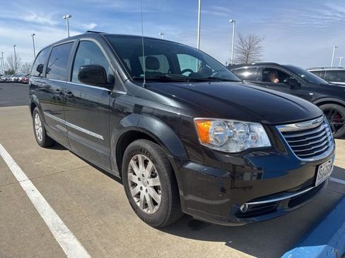 Used 2015 Chrysler Town & Country Touring image 3