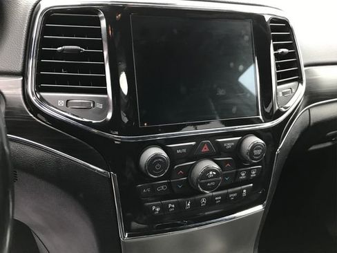 Used 2022 Jeep Grand Cherokee Limited w/ Luxury Group II image 5