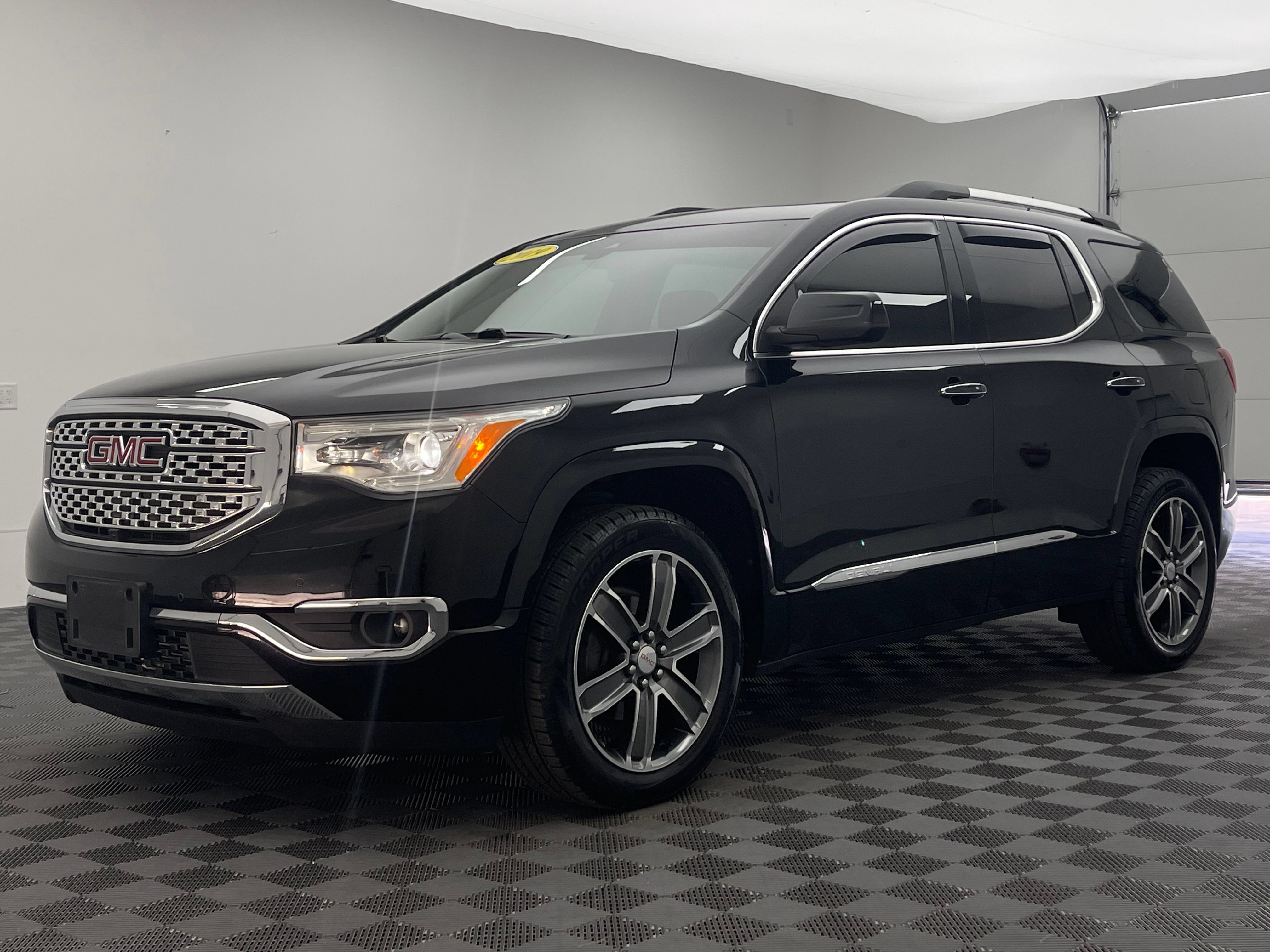 Used 2019 GMC Acadia Denali w/ Technology Package AWD/4WD image 2