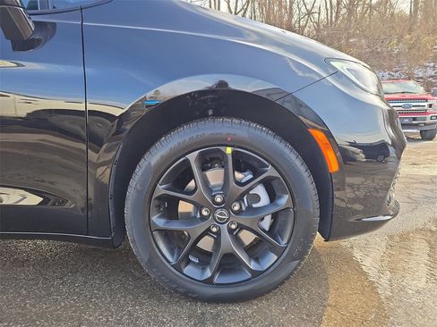 New 2026 Chrysler Pacifica Select w/ S Appearance Package image 2