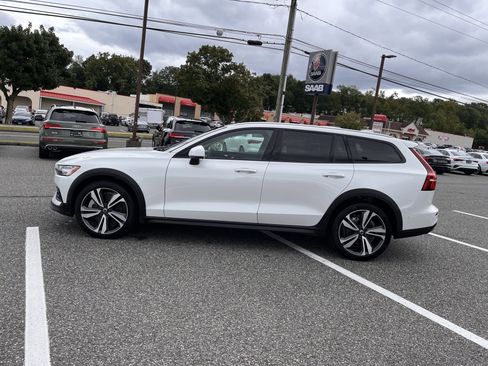 Certified 2024 Volvo V60 B5 Cross Country Plus image 4