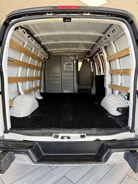Used 2018 Chevrolet Express 2500 w/ Driver Convenience Package RWD image 9