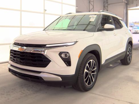 Used 2025 Chevrolet TrailBlazer LT FWD image 2